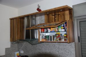 ארונות מטבח | עץ תלת שכבתי עם קלאפה פתוחה